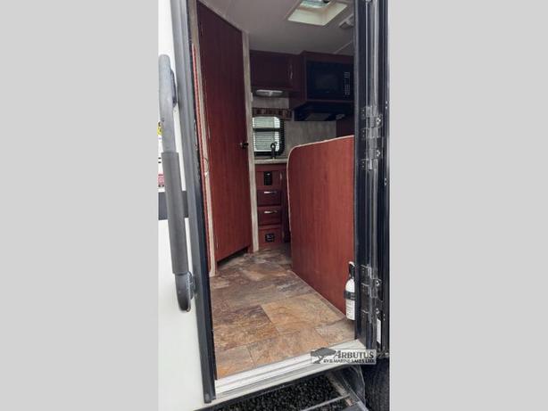 Used 2014 Winnebago Minnie Winnie 1801FB image 8