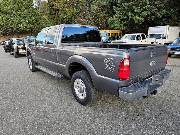 2011 Ford  Super Duty F-250 Pickup XLT image 3