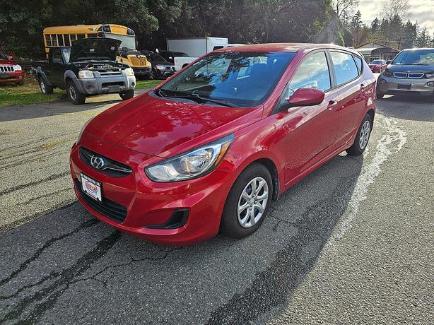 2013 Hyundai  Accent 5-Door SE image 2