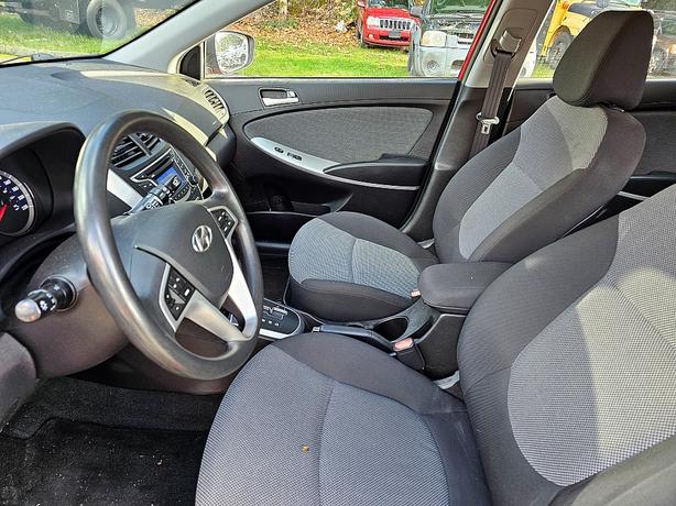 2013 Hyundai  Accent 5-Door SE image 7