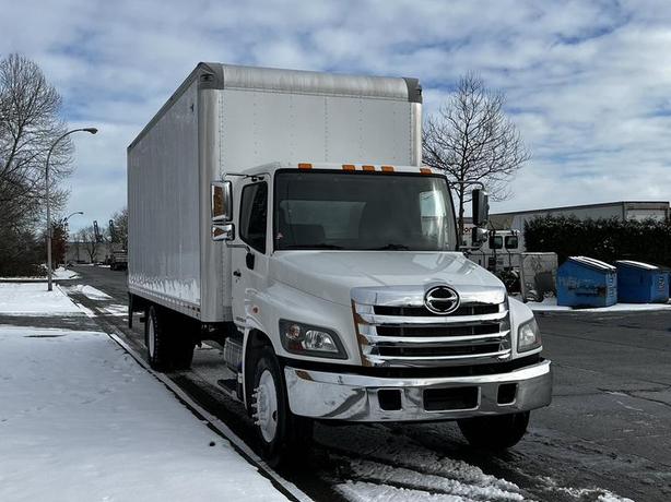 2019 Hino 338 24 Foot Cube With Power Tailgate Diesel image 3