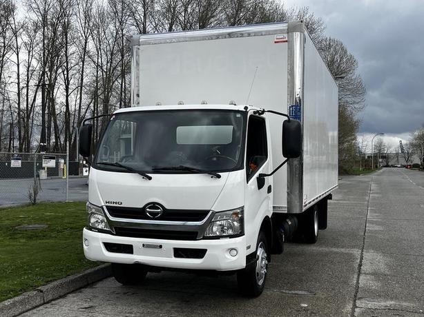 2019 Hino 195 18 Foot Cube Van with Cargo Ramps Diesel image 4