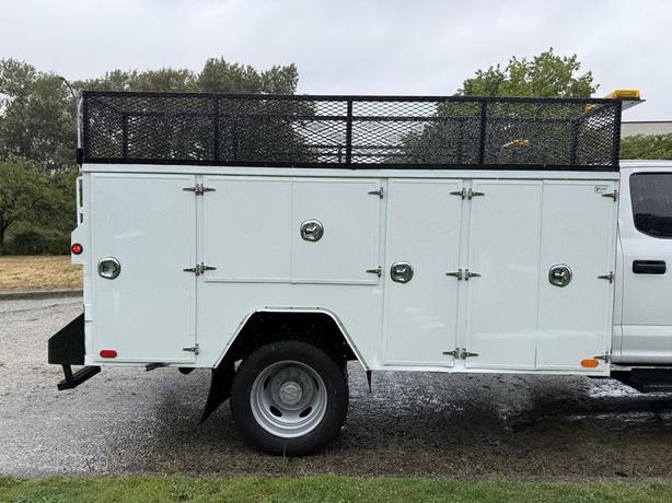 2020 Ford F-550 XLT Crew Cab 4x4 Service Truck image 2