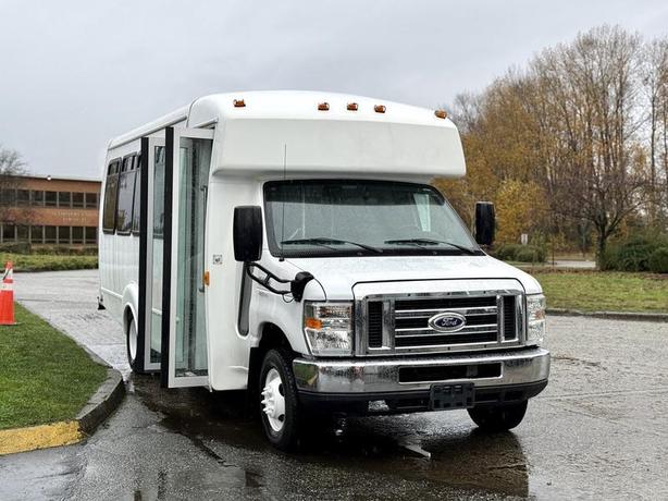 2015 Ford Econoline E450 Super Duty 21 Passenger Bus image 2