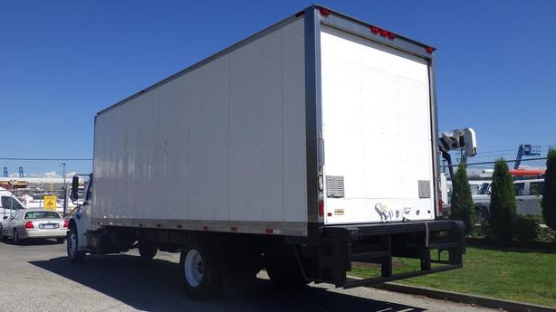 2015 Freightliner M2 106 28 Foot Cube Van Diesel with Air Brakes image 7