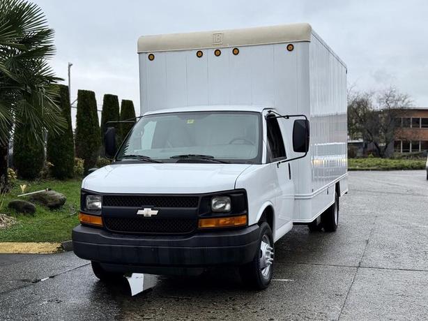 2008 Chevrolet Express 3500 16-Foot Cube Van with Power Tommy Lift Gate image 4