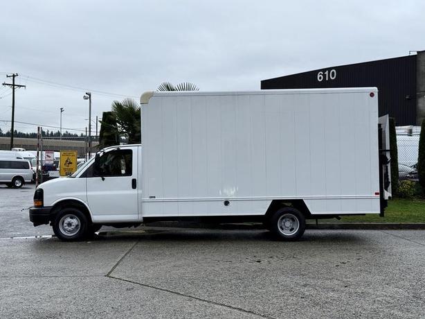 2008 Chevrolet Express 3500 16-Foot Cube Van with Power Tommy Lift Gate image 6