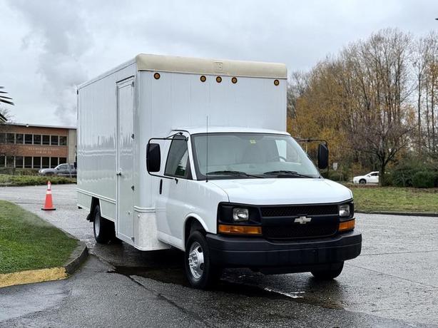 2008 Chevrolet Express 3500 16-Foot Cube Van with Power Tommy Lift Gate image 2