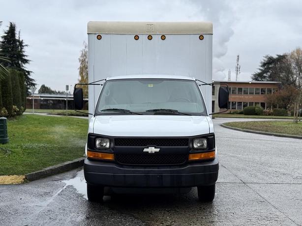2008 Chevrolet Express 3500 16-Foot Cube Van with Power Tommy Lift Gate image 3
