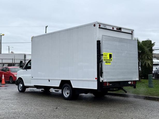 2008 Chevrolet Express 3500 16-Foot Cube Van with Power Tommy Lift Gate image 7