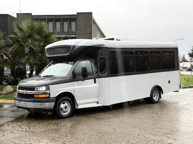 2019 Chevrolet Express 4500 22-Passenger Bus with Wheelchair Ramp image 5