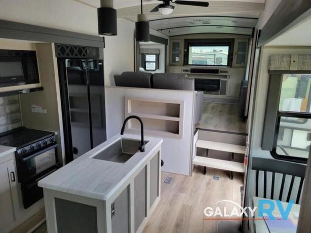 Used 2023 Forest River RV Wildwood Heritage Glen 378FL image 6