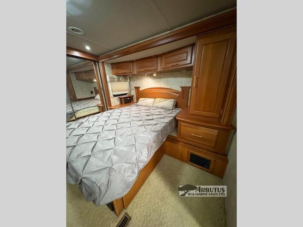 Used 2005 Winnebago Vectra 40 KD image 7