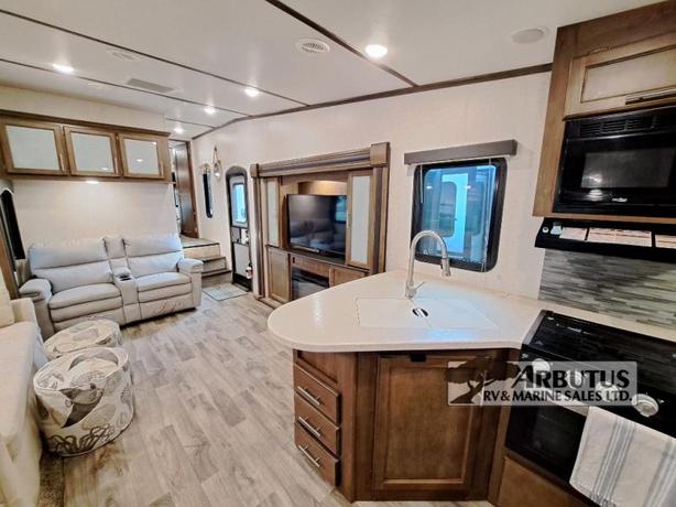 Used 2019 Keystone RV Cougar Half-Ton Series 29RKSWE image 8