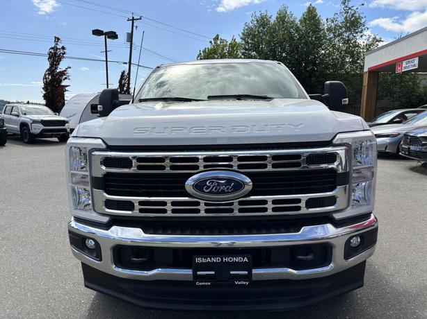 2023 Ford Super Duty F-350 SRW XLT image 2