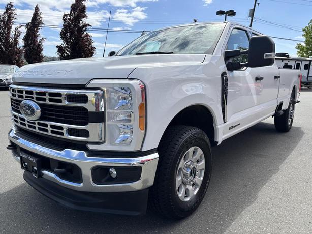 2023 Ford Super Duty F-350 SRW XLT image 3
