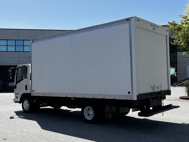 2007 GMC W3500 16-Foot Cube Van Diesel with Loading Ramp image 7