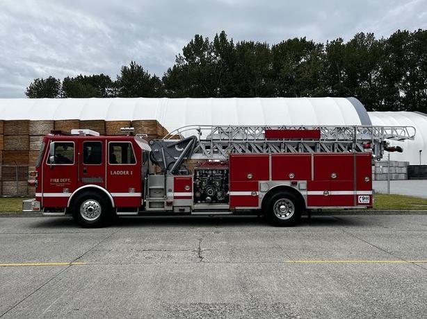 2002 Sutphen Monarch 5 Foot Aerial Pumper CAT Diesel Fire Truck image 5