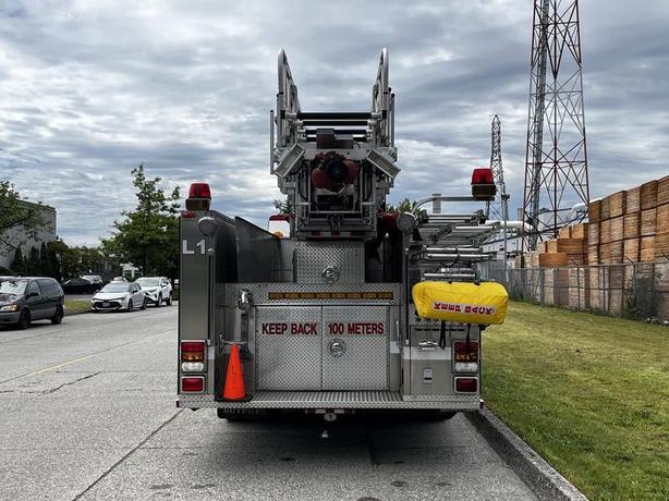2002 Sutphen Monarch 5 Foot Aerial Pumper CAT Diesel Fire Truck image 8