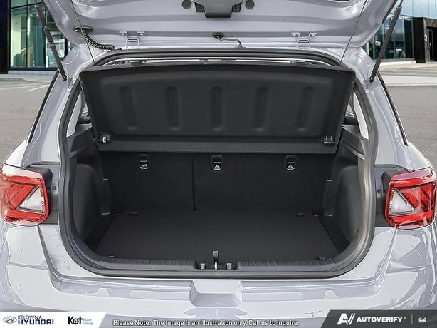 2025 Hyundai Venue Preferred ! LIKE NEW! LOTS OF SAFETY! VERY LOW KMS! NO ACCIDE image 7