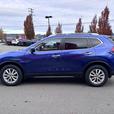 2017 Nissan Rogue SV thumbnail image 4