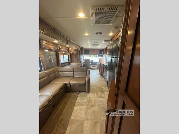Used 2014 Fleetwood RV Bounder 33C image 6