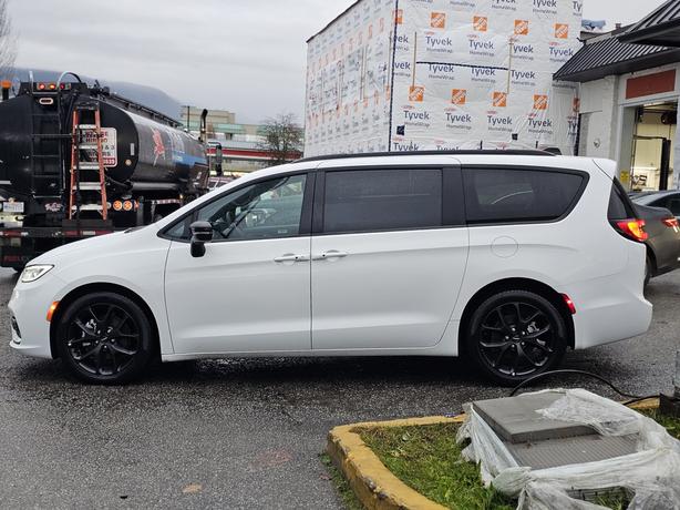 2024 Chrysler Pacifica Touring-L - S Appearance, Sunroof, Leather image 8