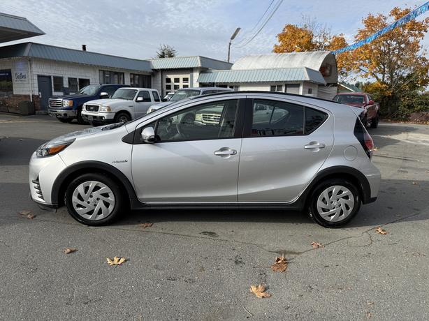 2018 Toyota Prius c image 4