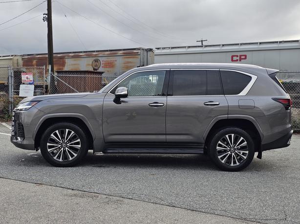 2022 Lexus LX 600 Premium - No Accidents image 8