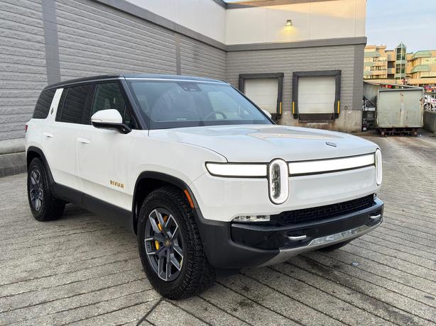 2023 Rivian R1S image 4