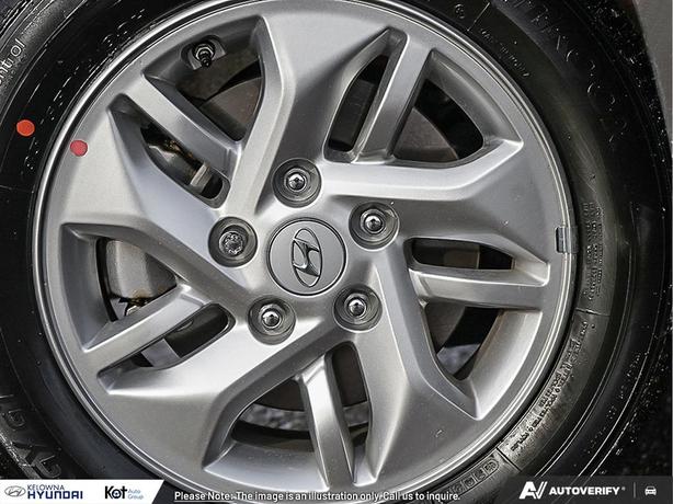 2025 Hyundai Venue Preferred ! LIKE NEW! LOTS OF SAFETY! VERY LOW KMS! NO ACCIDE image 8