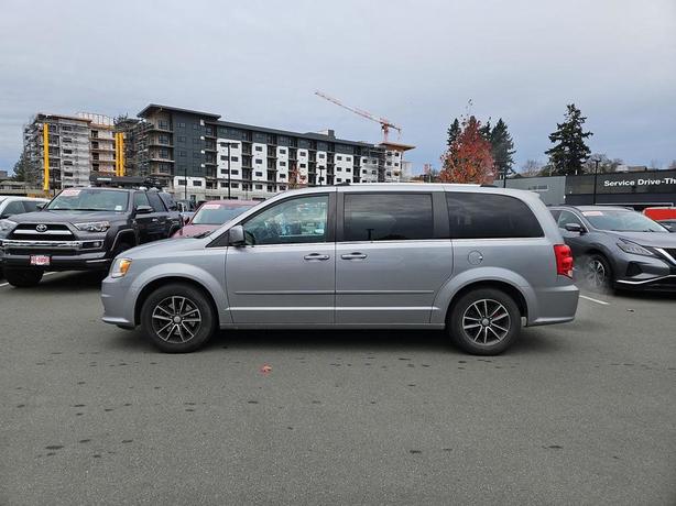 2017 Dodge Grand Caravan SXT Premium Plus | No Reported Accidents! image 3