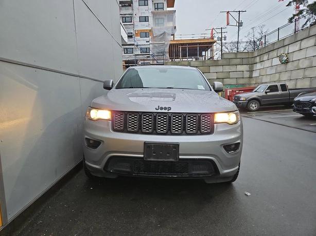 2019 Jeep Grand Cherokee Altitude 4x4 | No Reported Accidents! image 2