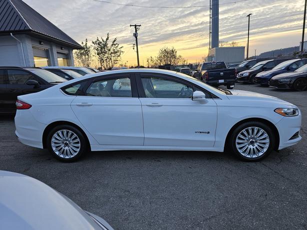 2016 Ford Fusion SE Hybrid - One Owner, Leather, Heated Seats image 4