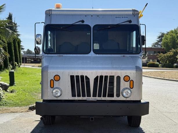 2009 Morgan Olson Workhorse W62 16-Foot Mobile Workshop Service Step Van image 3