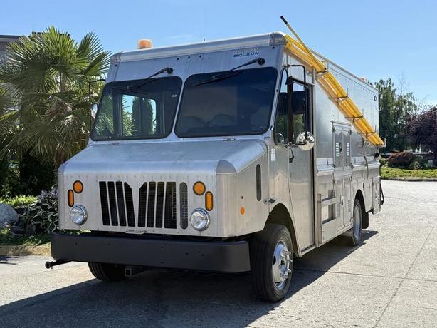 2009 Morgan Olson Workhorse W62 16-Foot Mobile Workshop Service Step Van image 4