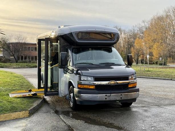 2019 Chevrolet Express 4500 22-Passenger Bus with Wheelchair Ramp image 2