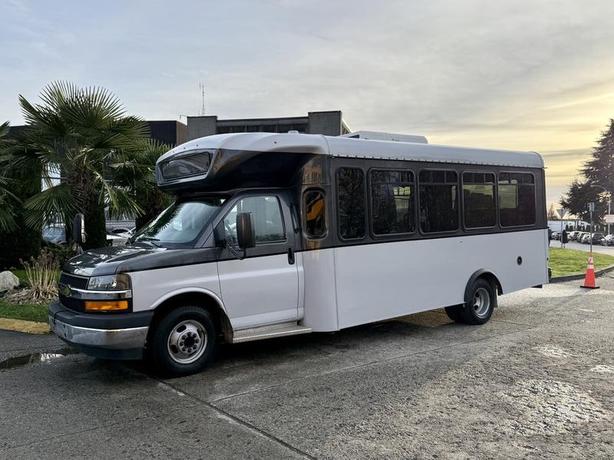 2019 Chevrolet Express 4500 22-Passenger Bus with Wheelchair Ramp image 5