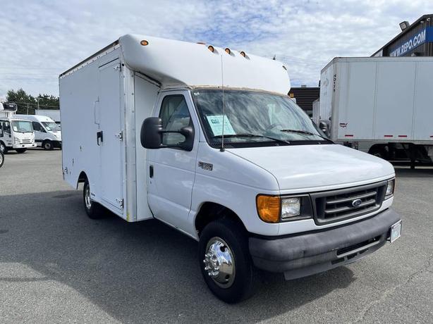 2004 Ford Econoline E-350 Super Duty 12 Foot Cube Van Mobile Office image 7