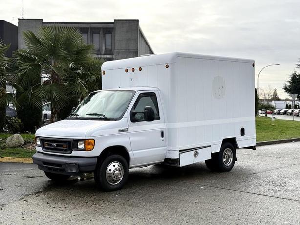 2007 Ford E-350 Super Duty Diesel 10-Foot Cube Van with Rear Work Shelves image 5