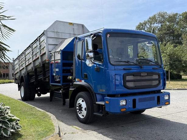 2017 Autocar Xpert Recycling Dump Truck Diesel image 2