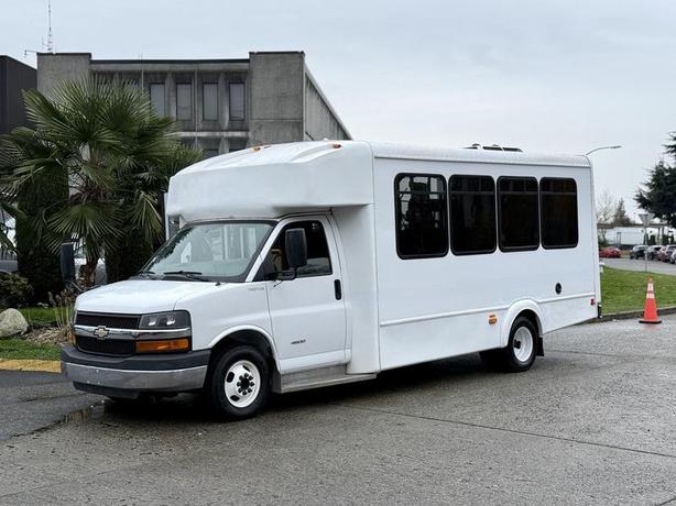 2015 Chevrolet Express 4500 11-Passenger Bus with Wheelchair Lift image 5