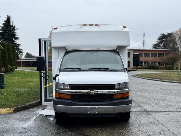 2015 Chevrolet Express 4500 11-Passenger Bus with Wheelchair Lift image 3