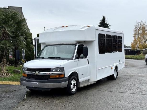2015 Chevrolet Express 4500 11-Passenger Bus with Wheelchair Lift image 4