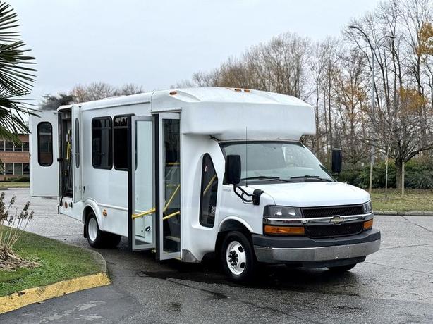 2015 Chevrolet Express 4500 11-Passenger Bus with Wheelchair Lift image 1