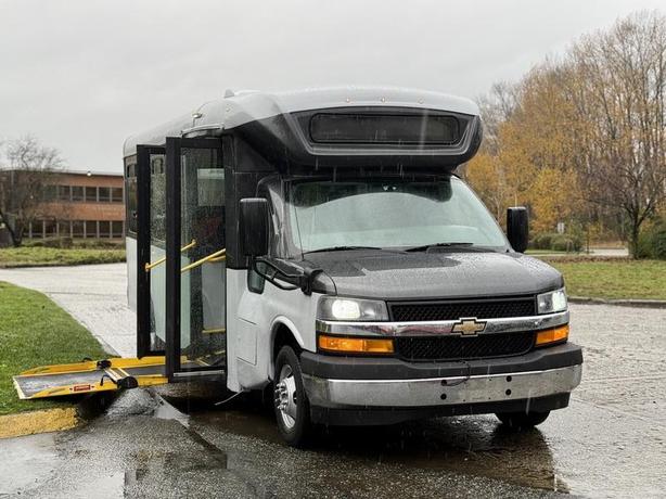 2019 Chevrolet Express 4500 22-Passenger Bus with Wheelchair Ramp image 2