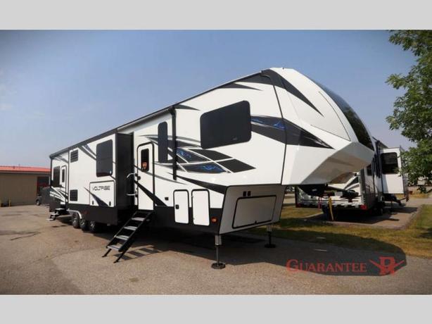 Used 2020 Dutchmen RV Voltage 4185TH image 1