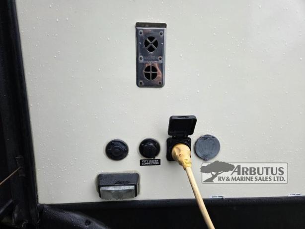 Used 2016 Dutchmen RV Kodiak Express 223RBSL image 8