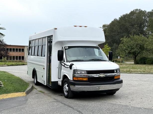 2015 Chevrolet Express 4500 Diesel 13-Passenger Bus with Wheelchair Lift image 2