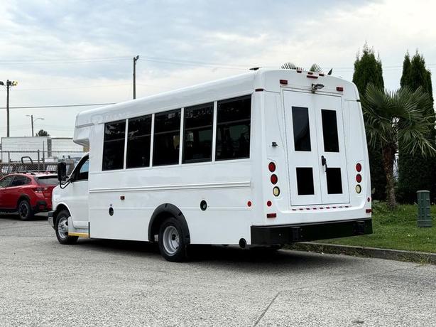 2015 Chevrolet Express 4500 Diesel 13-Passenger Bus with Wheelchair Lift image 7